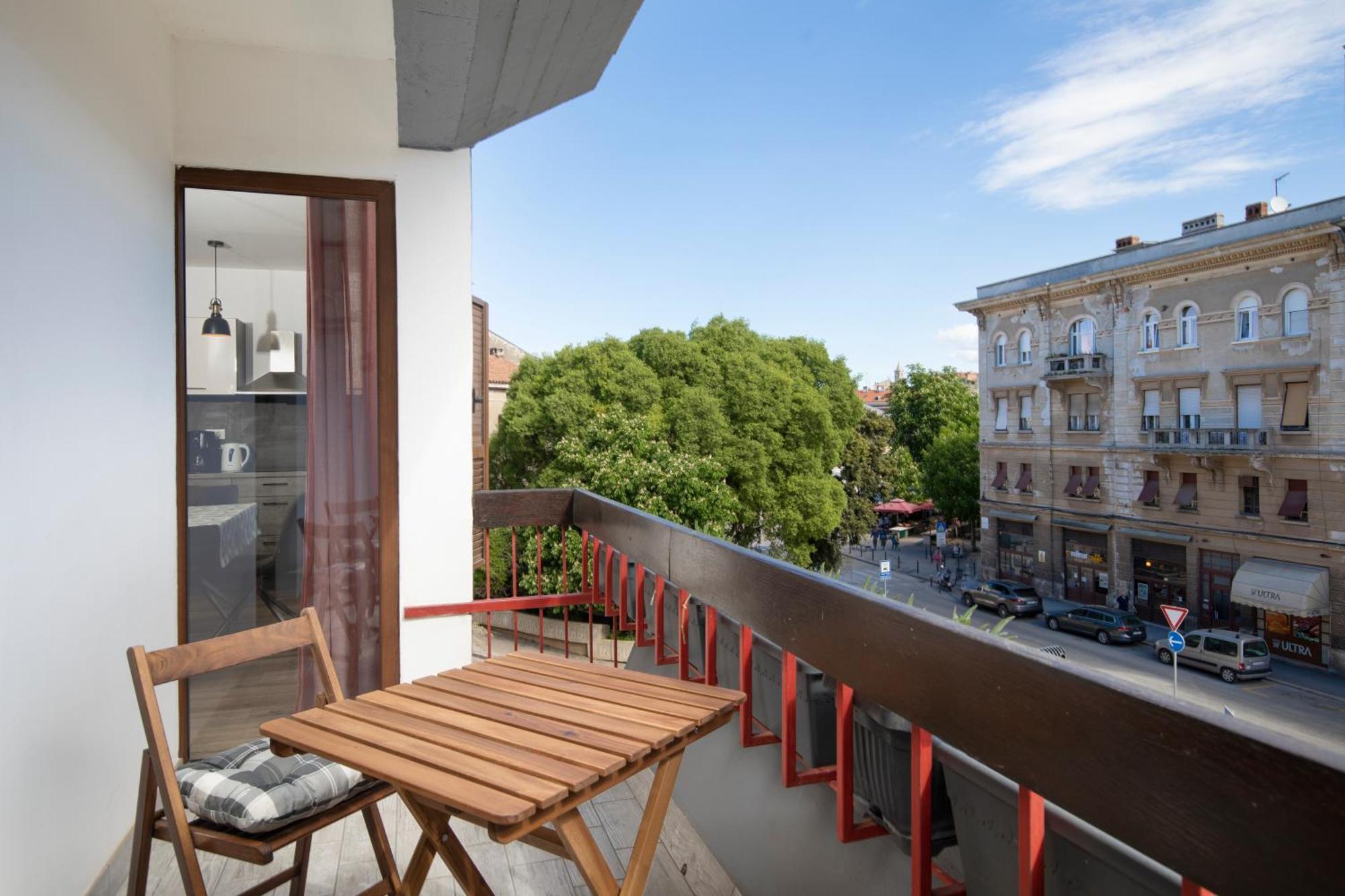 City Market Apartments Pula Bagian luar foto