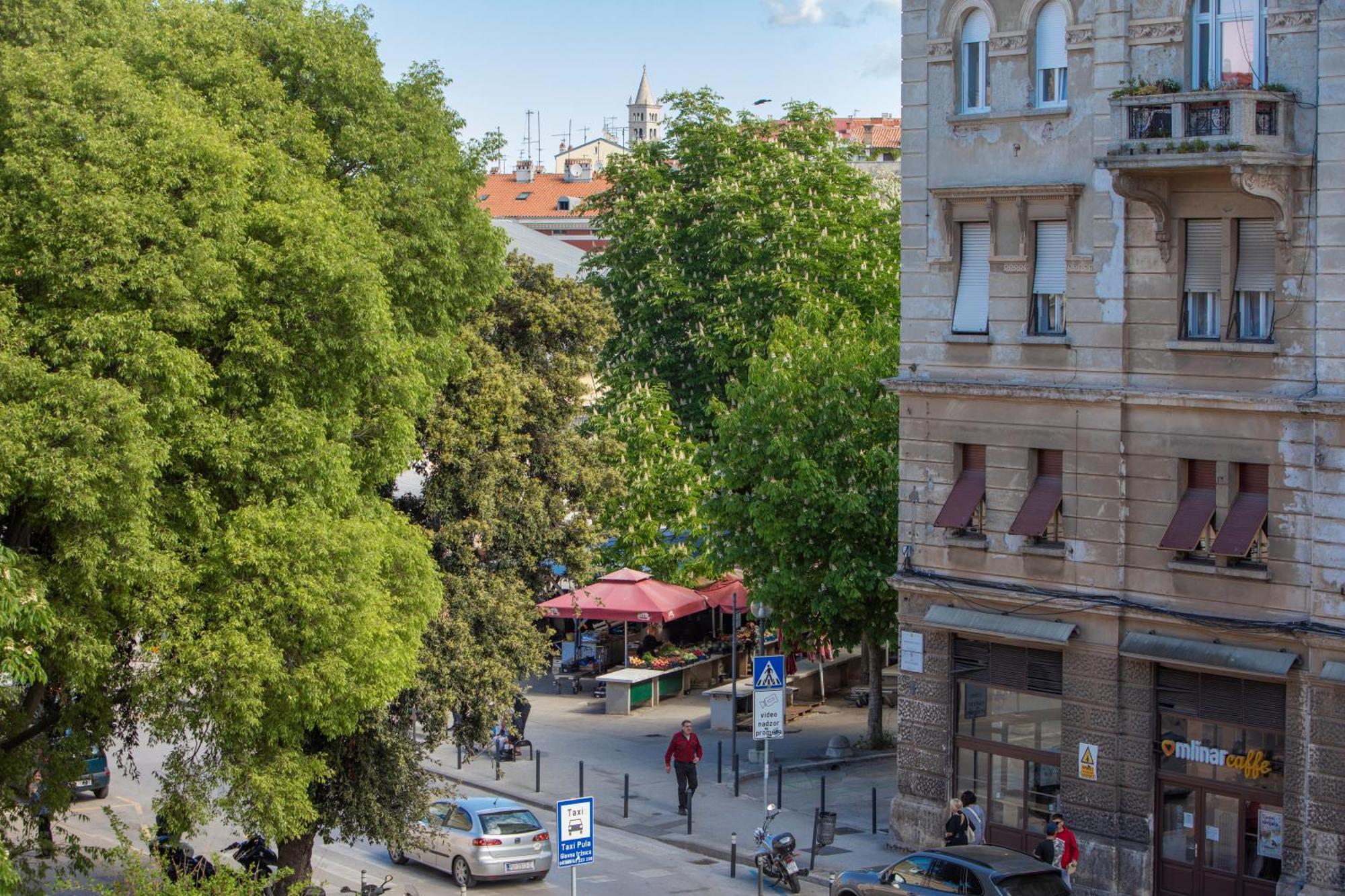 City Market Apartments Pula Bagian luar foto