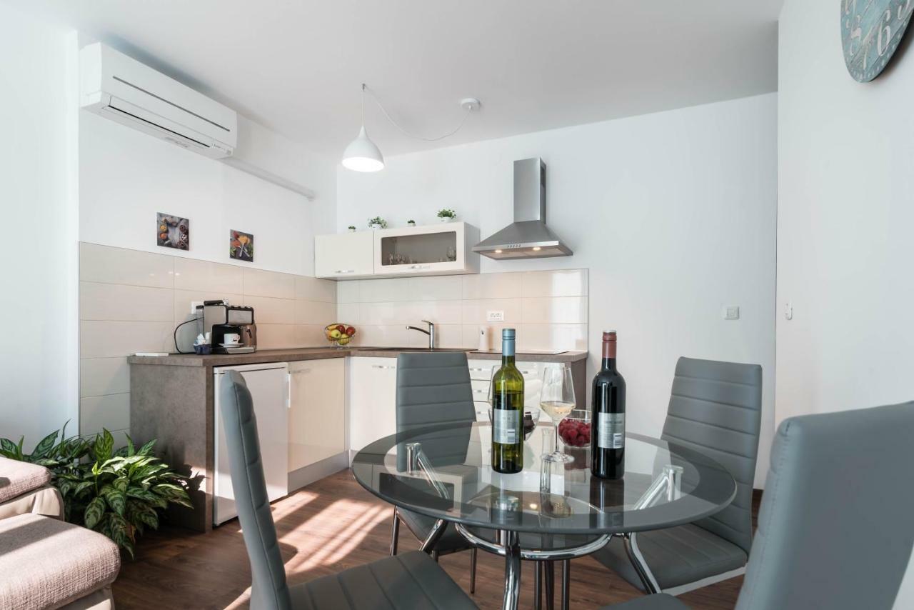 City Market Apartments Pula Bagian luar foto