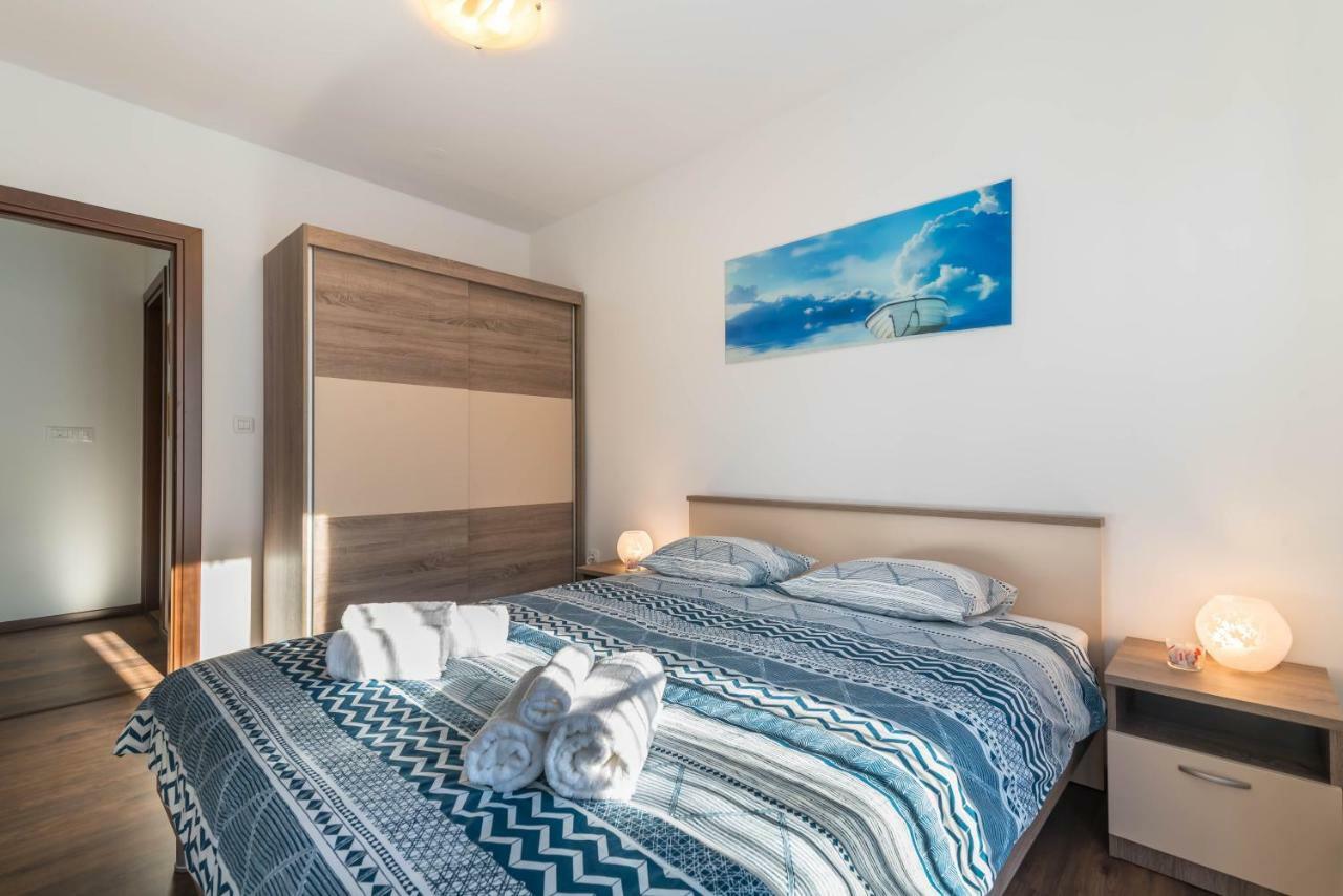 City Market Apartments Pula Bagian luar foto