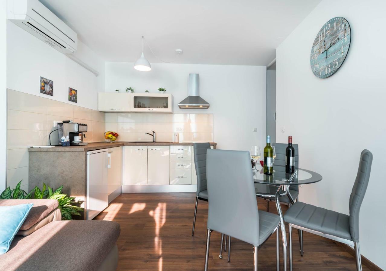 City Market Apartments Pula Bagian luar foto