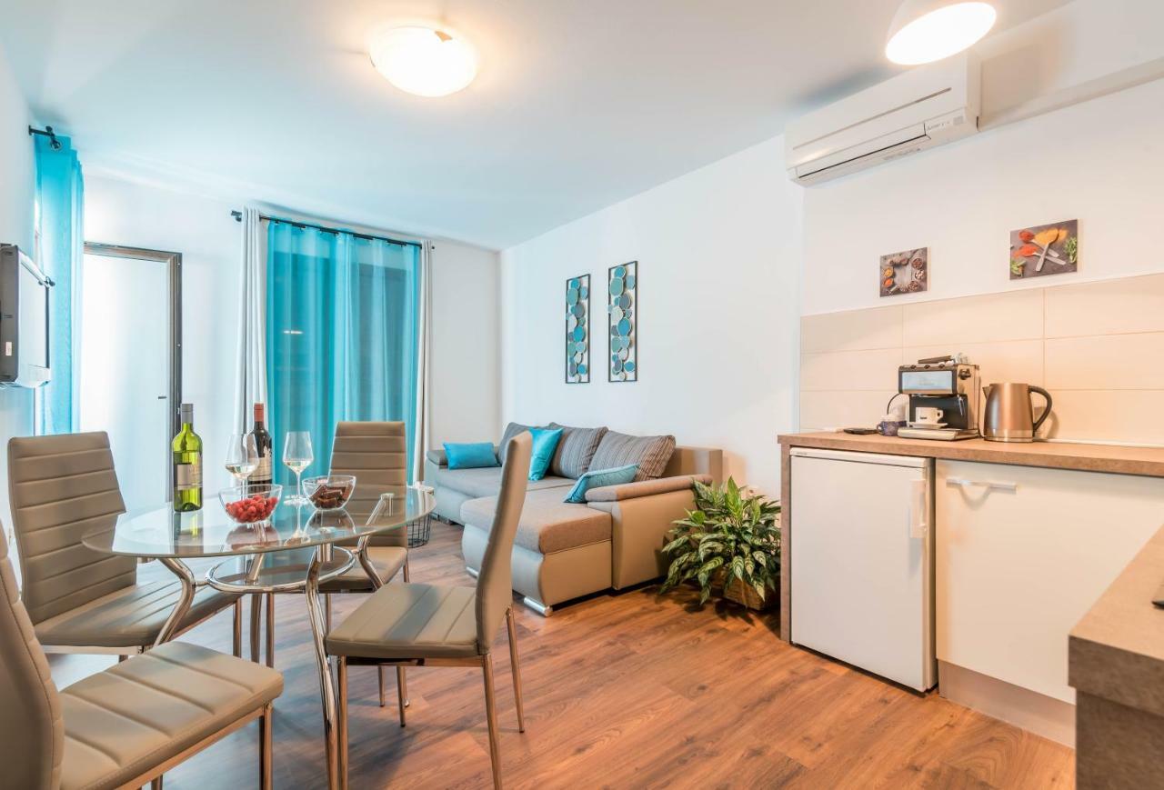 City Market Apartments Pula Bagian luar foto